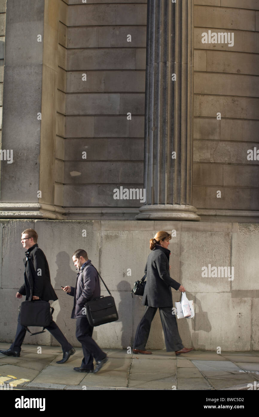 Bank von England, Gebäude, Säulen mit Büroangestellte Gießen Schatten vorbei Stockfoto
