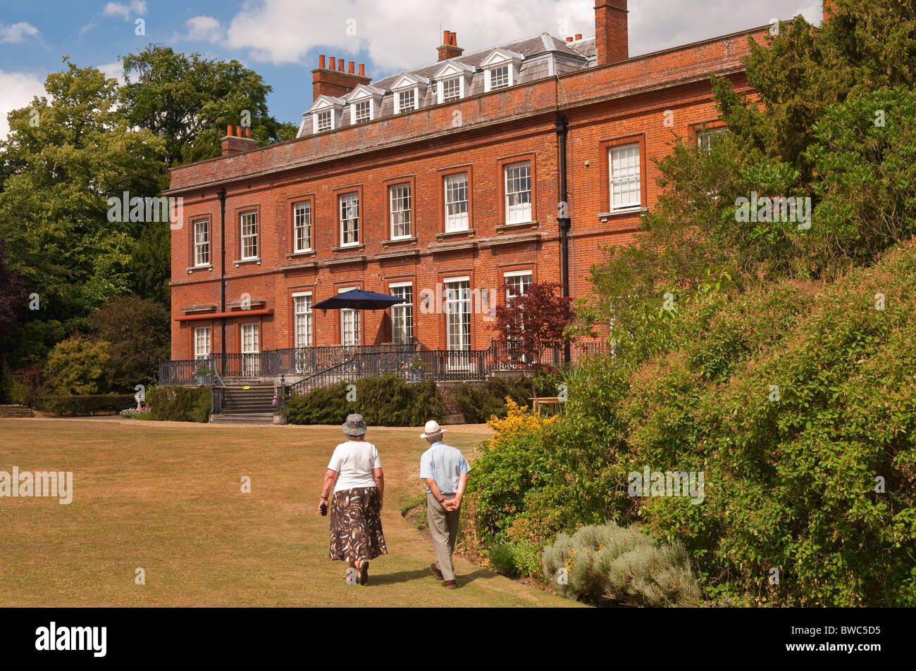 Besucher in der Redisham Hall öffnen Gärten in Redisham, Suffolk, England, Großbritannien, Uk Stockfoto