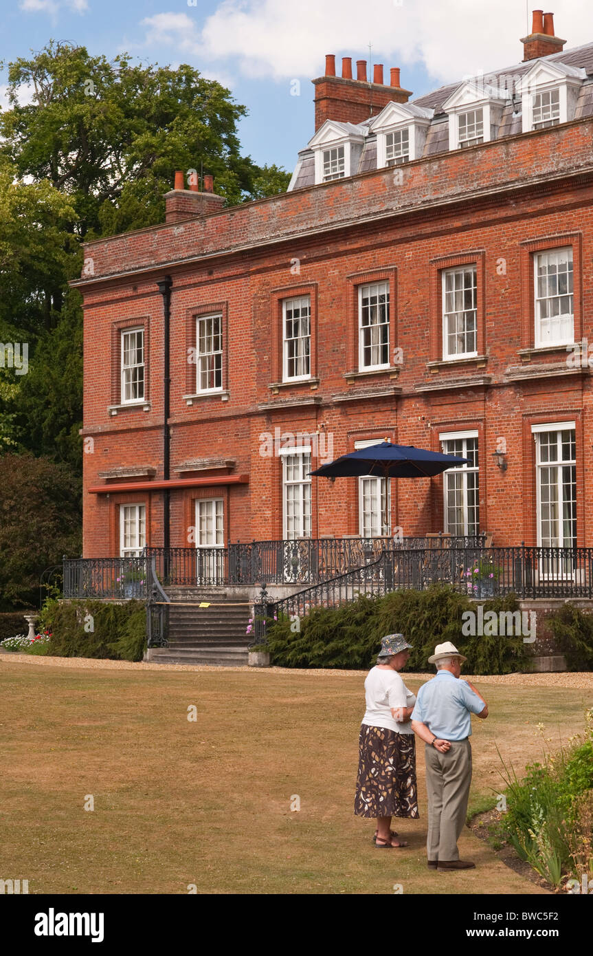 Besucher in der Redisham Hall öffnen Gärten in Redisham, Suffolk, England, Großbritannien, Uk Stockfoto