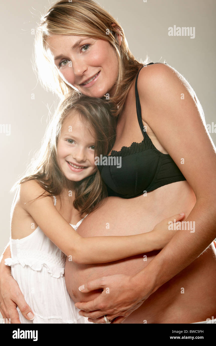 Schwangere Frau mit Tochter, Lächeln Stockfoto
