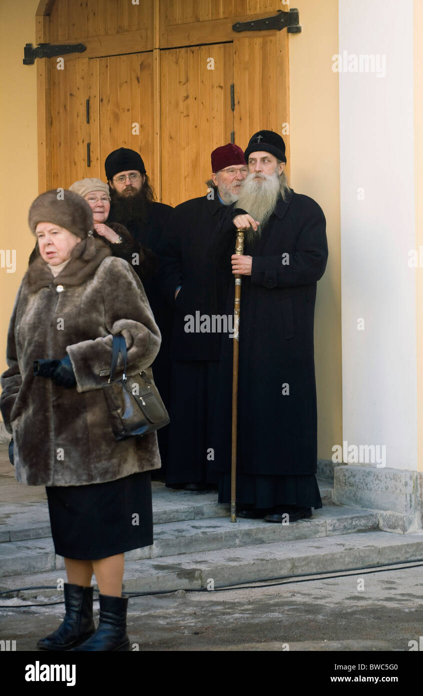 Orthodoxe Priester und russische alte Frauen sammeln im Puschkin-Denkmal-Flat auf den hundertsten Jahrestag seines Todes - Sankt-Petersburg Russland Stockfoto