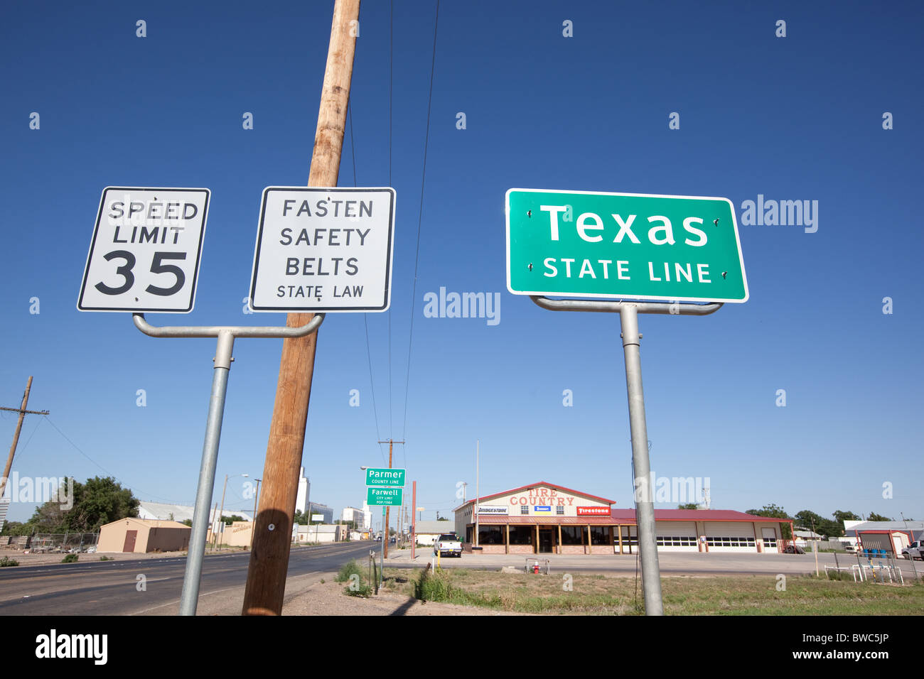 Straßenschild zeigt Staatsgrenze zwischen Farwell, Texas und New Mexico Texiko Stockfoto
