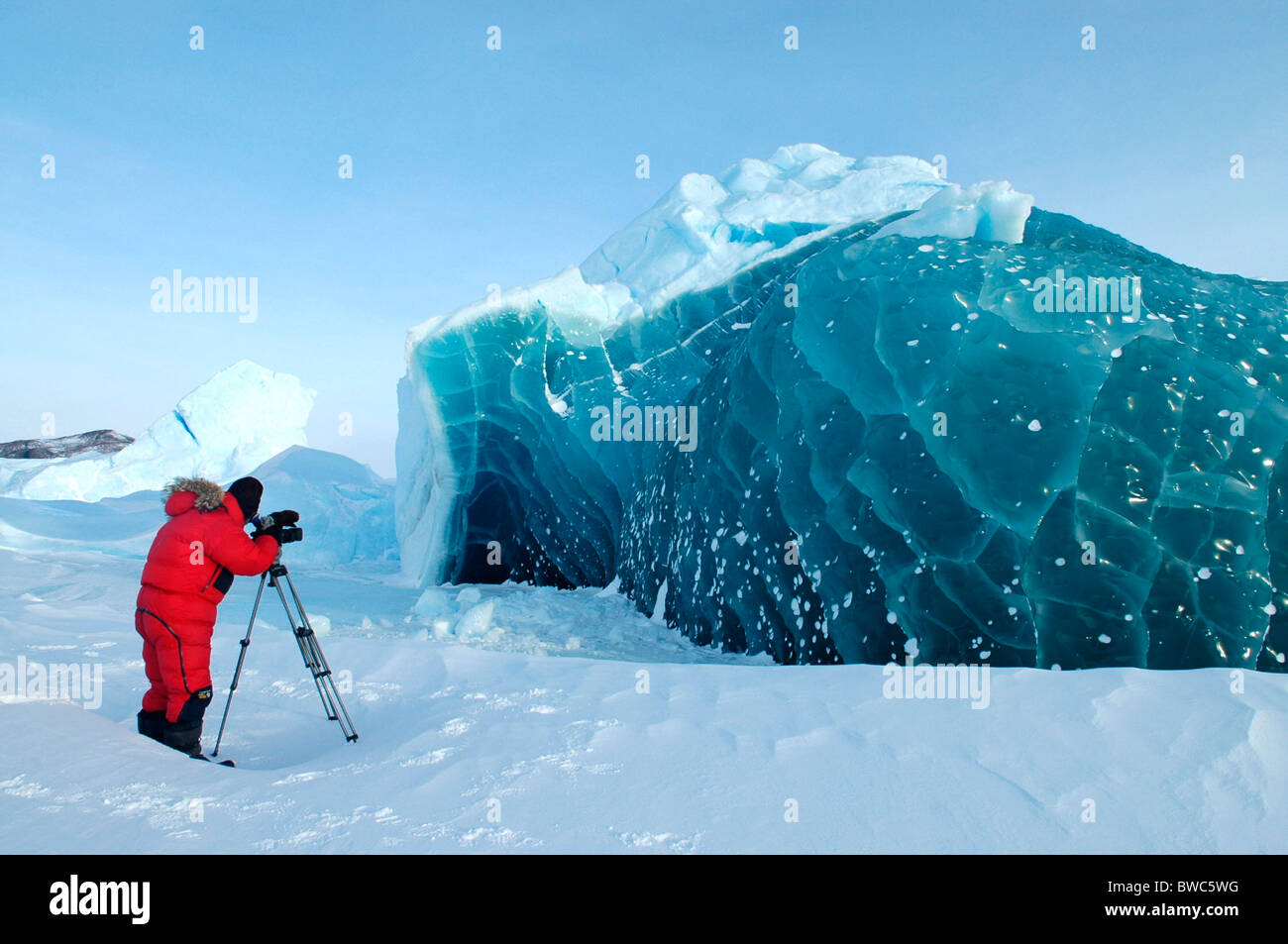 Kameramann filmt Muster in Eisbildung, Antarktis 2005 Stockfoto