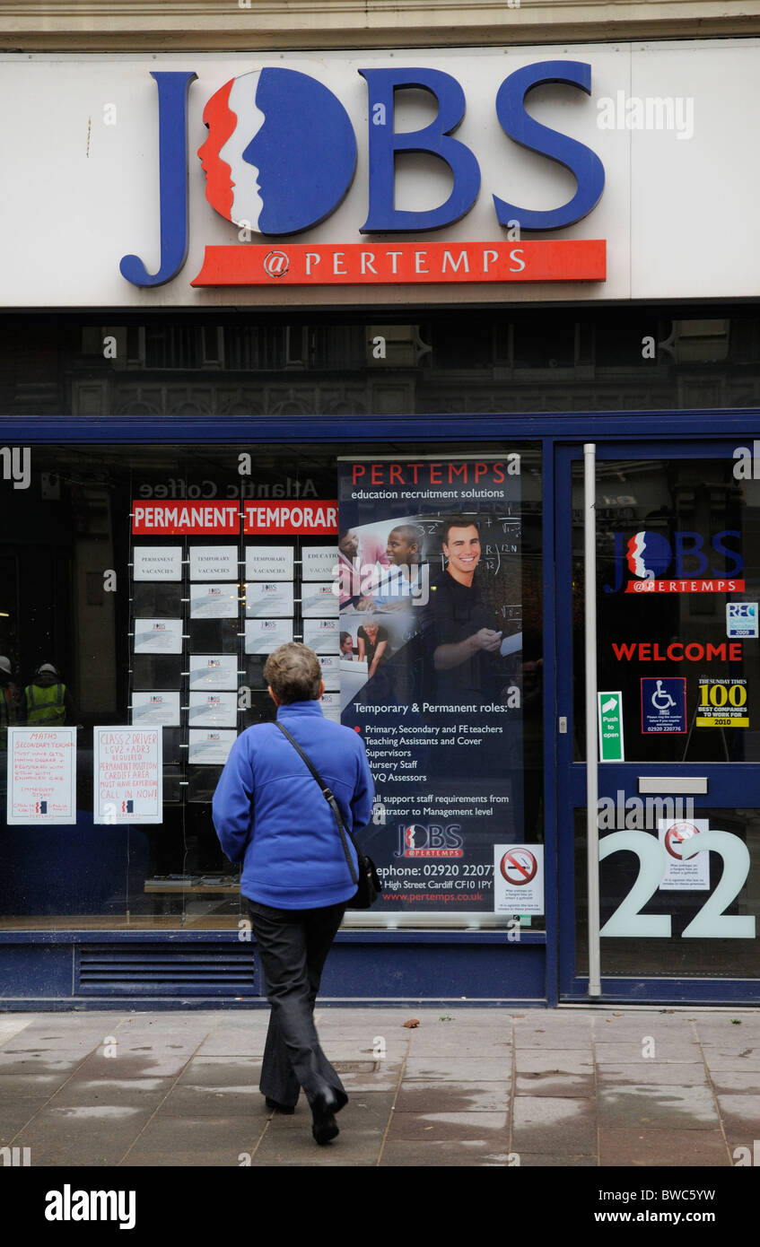 Frau Suche Stellenangebote in Rekrutierung Büro-Fenster Stockfoto