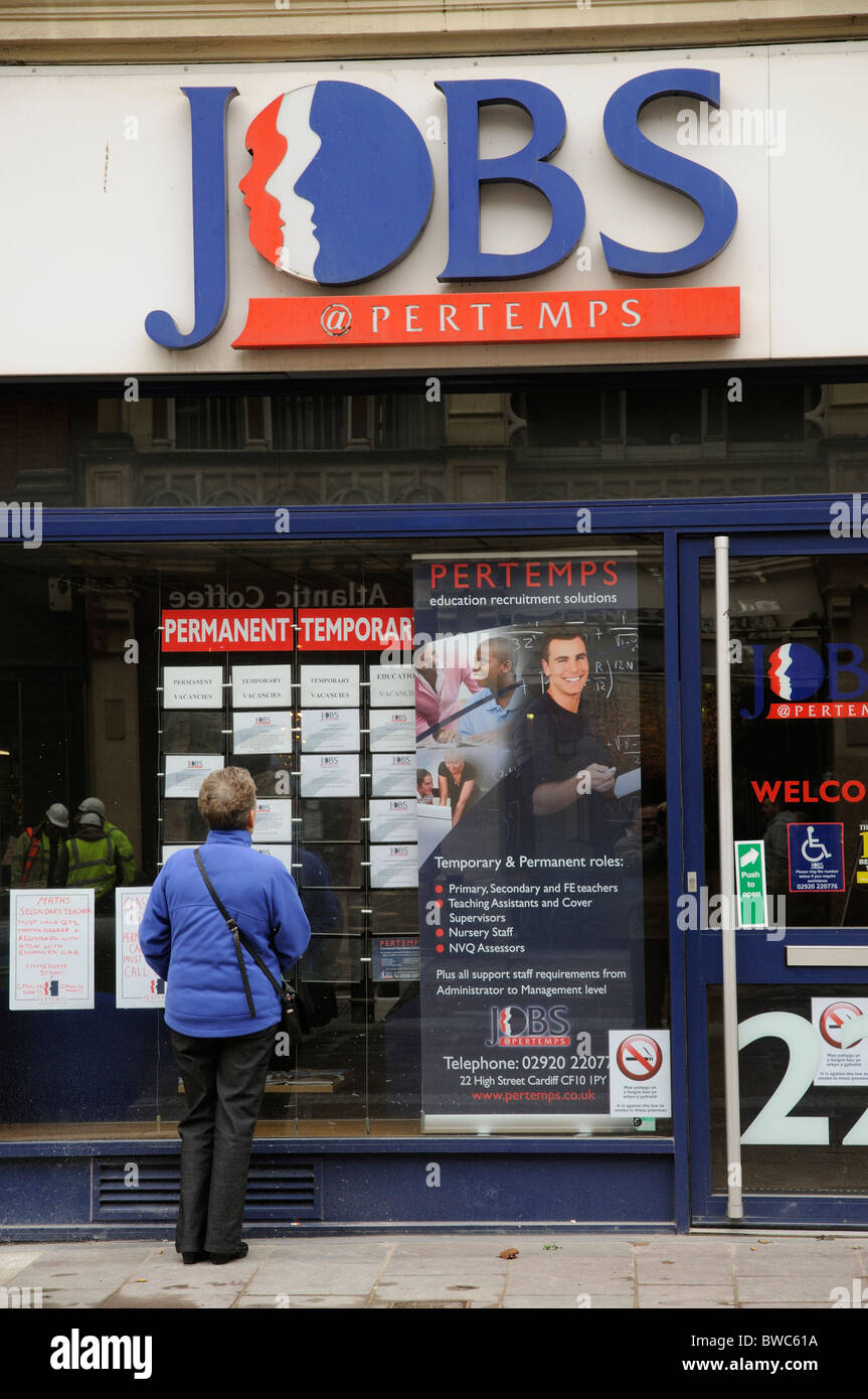 Frau Suche Stellenangebote in Rekrutierung Büro-Fenster Stockfoto