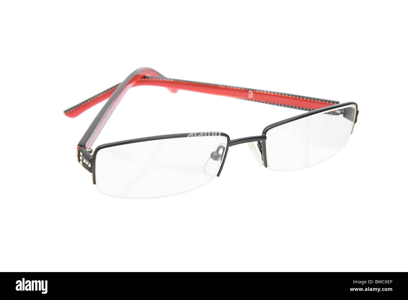 Brille mit roten und schwarzen Rahmen auf einem weißen Tisch liegen Stockfoto