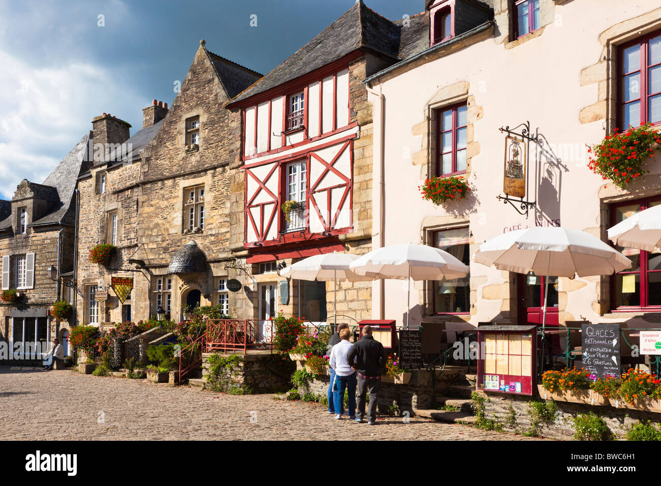 Touristen, die gerne in einem Restaurant Speisekarte an Bord in Rochefort En Terre Morbihan Bretagne Frankreich Europa Stockfoto