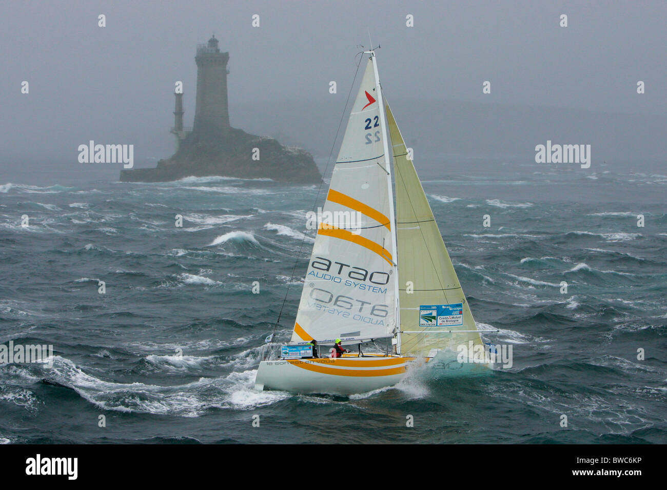 Atao Audiosysteme yacht vorbei Vieille Leuchtturm bei starkem Seegang, Round Bretagne Race 2005 Stockfoto