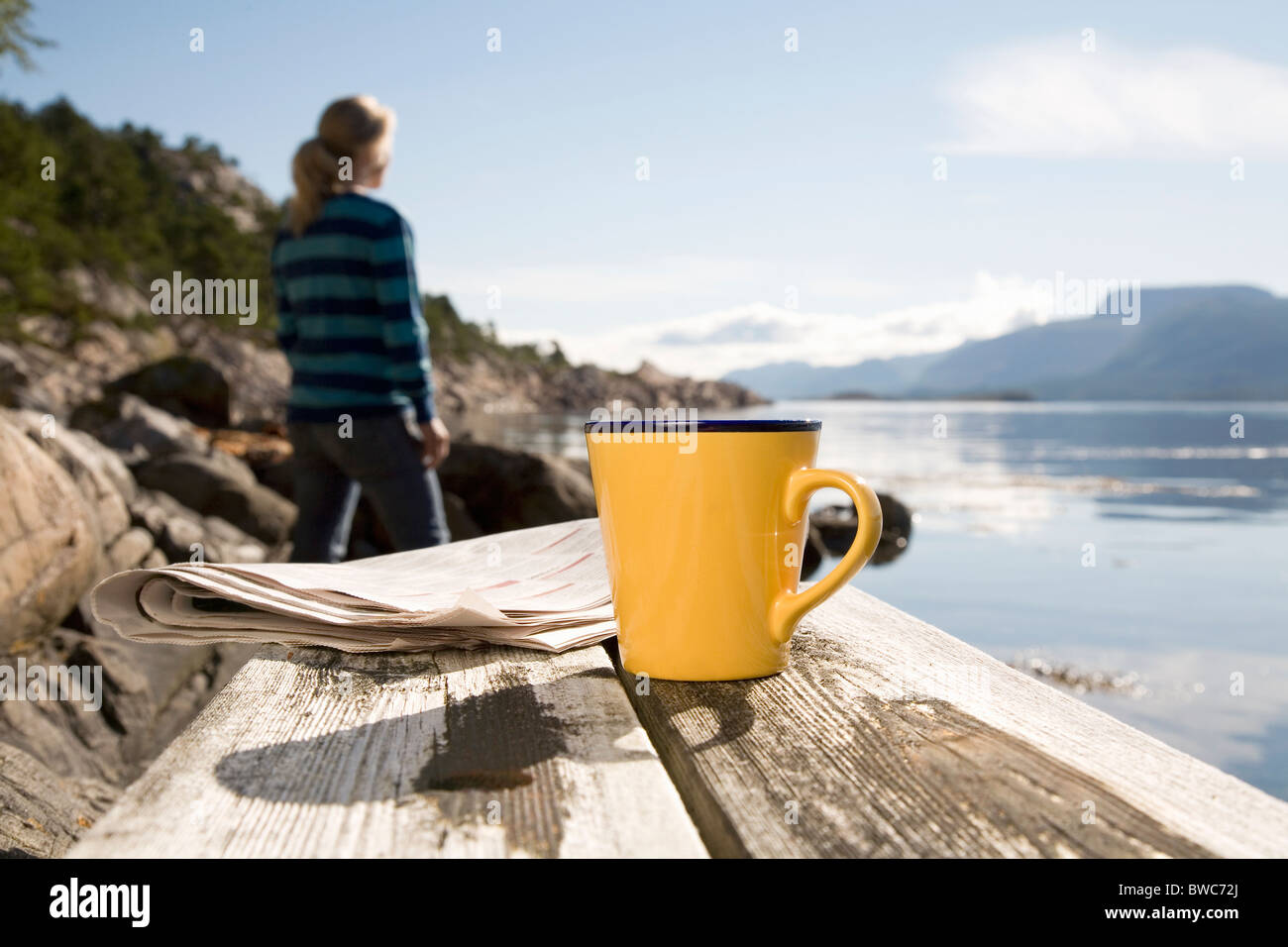 Kaffee und Papier, Frau im Hintergrund Stockfoto