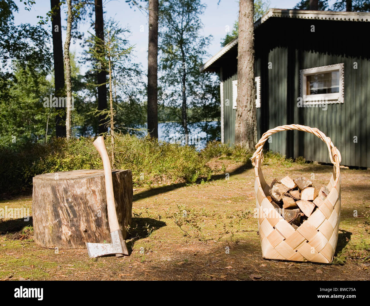 Axt und Brennholz von Holz-Ferienhaus Stockfoto