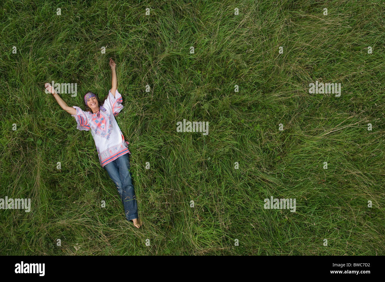 Hippie weiblich entspannend im Feld Stockfoto