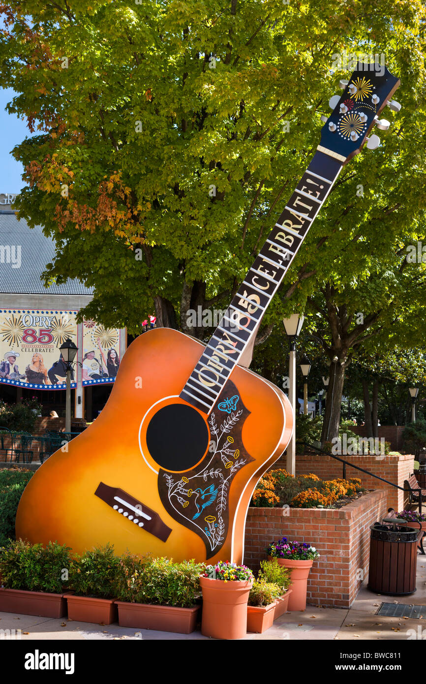 Gigantische Gitarre am Eingang zum Grand Ole Opry, Opryland, Music Valley, Nashville, Tennessee, USA Stockfoto
