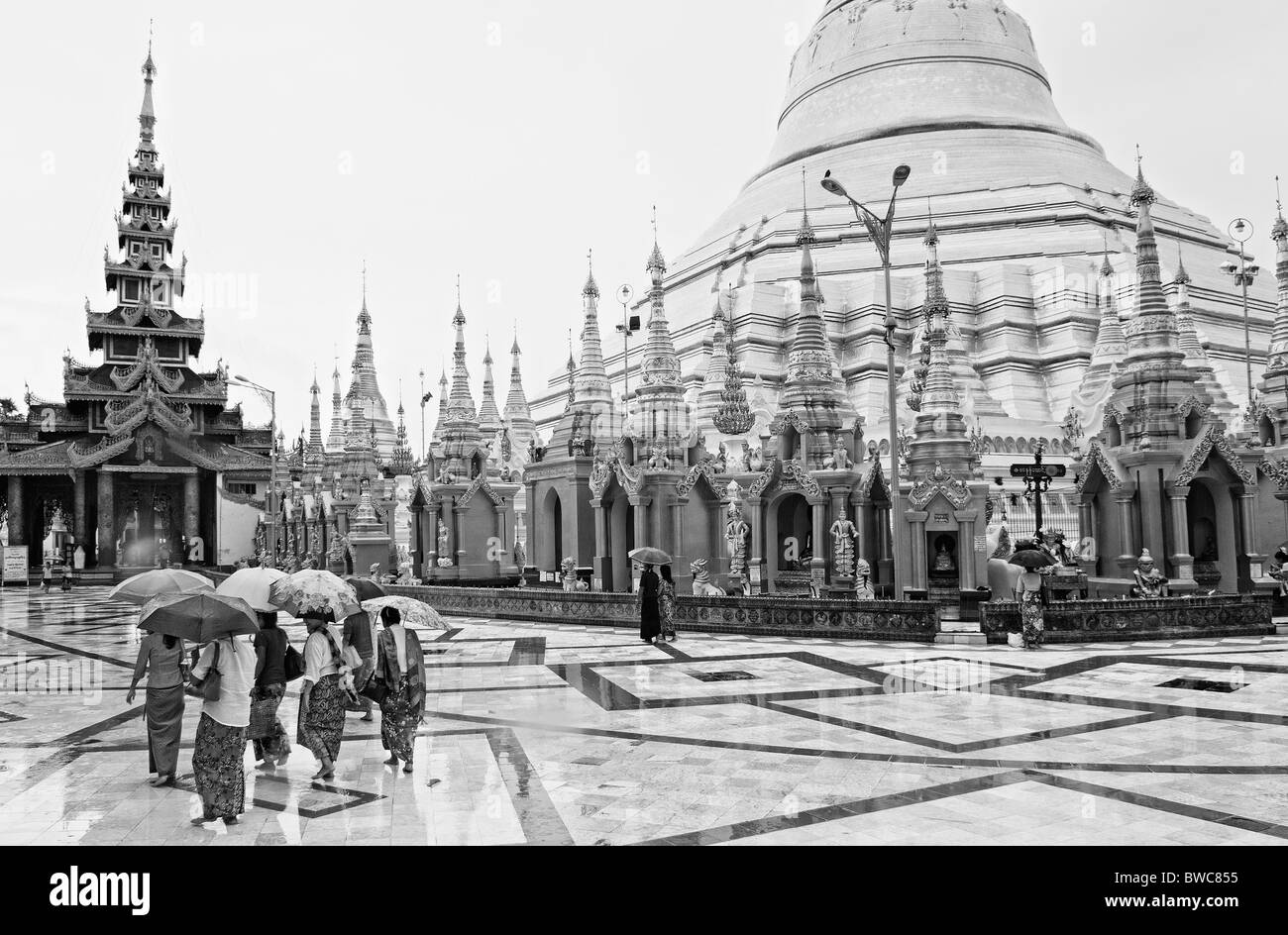 Shwedagon Pagode Tempel in Yangon Rangun Myanmar Birma birmanischen buddhistischen anzeigen im Regen Stockfoto