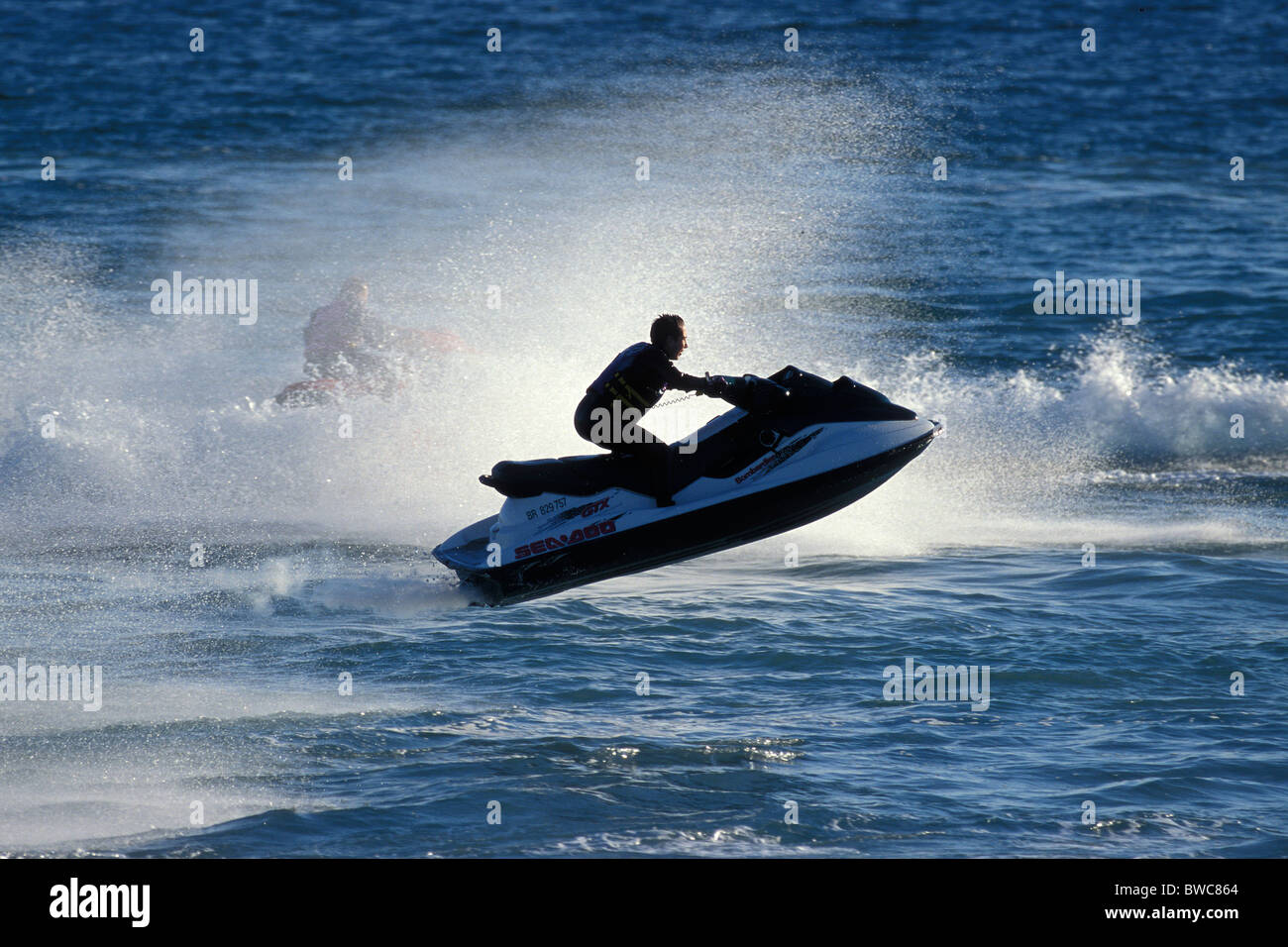 Zwei Jet Ski laufen im Hafen von Brest, Bretagne, Frankreich 2000. Stockfoto