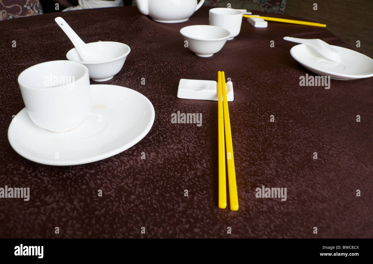 Tabelle in ein chinesisches Dim Sum Restaurant mit Teetassen und Schalen Stockfoto