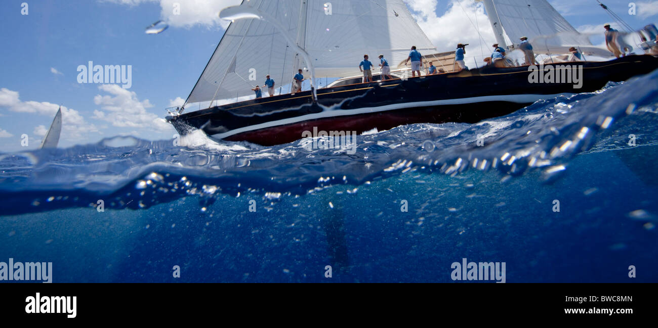 Yacht von unter Wasser betrachtet, St. Barths Bucket Super Yacht Regatta, Karibik, März 2009. Stockfoto