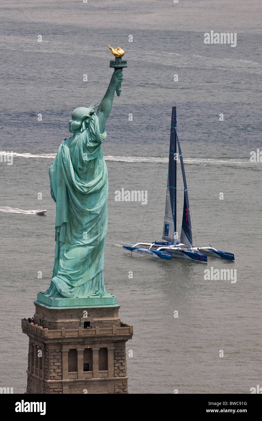 Maxi Trimaran "Banque Populaire V" mit Skipper Pascal Bidégorry, Ankunft in Manhattan, New York, North Atlantic Rekord bei Stockfoto