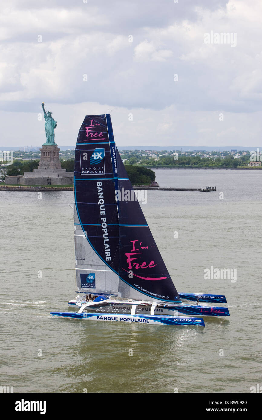 Maxi Trimaran "Banque Populaire V" mit Skipper Pascal Bidégorry, Ankunft in Manhattan, New York, North Atlantic Rekord bei Stockfoto