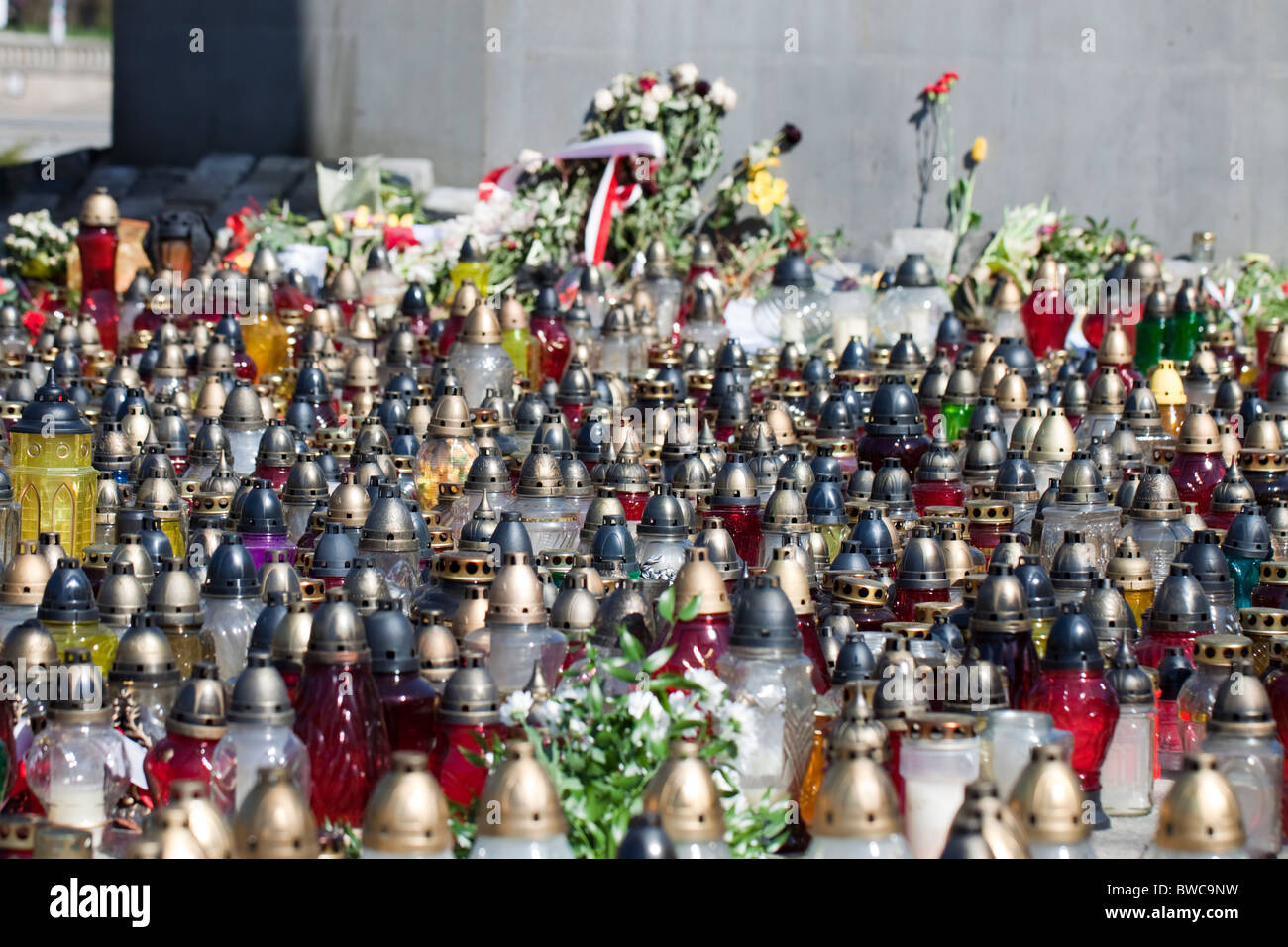 Große Kerzen platziert als Symbol der Trauer am Tag der Trauerfeier für alle, die in Smolensk-Katastrophe gestorben. Stockfoto