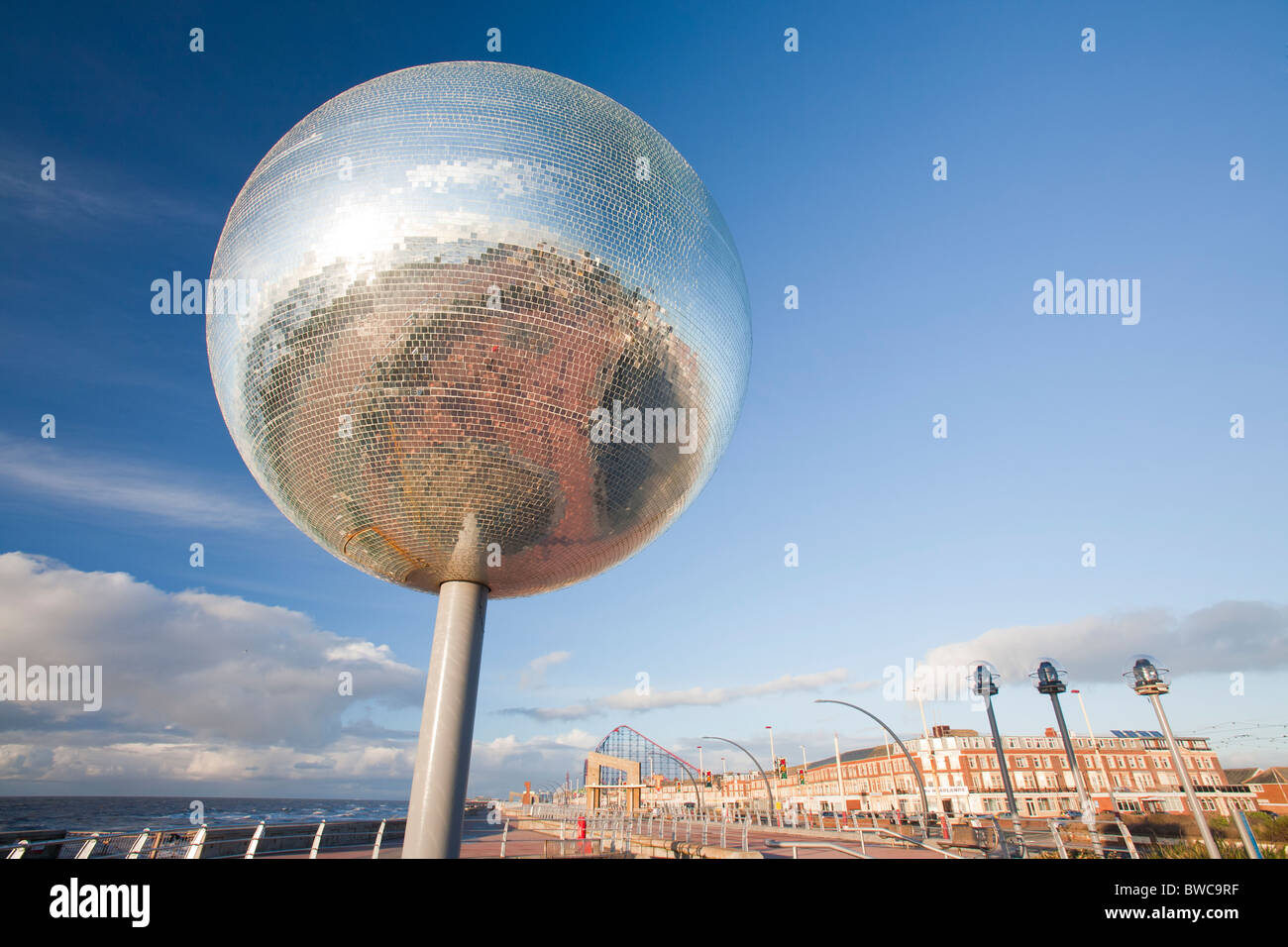 Die Weltweit Grosste Discokugel In Blackpool Lancashire Uk Stockfotografie Alamy
