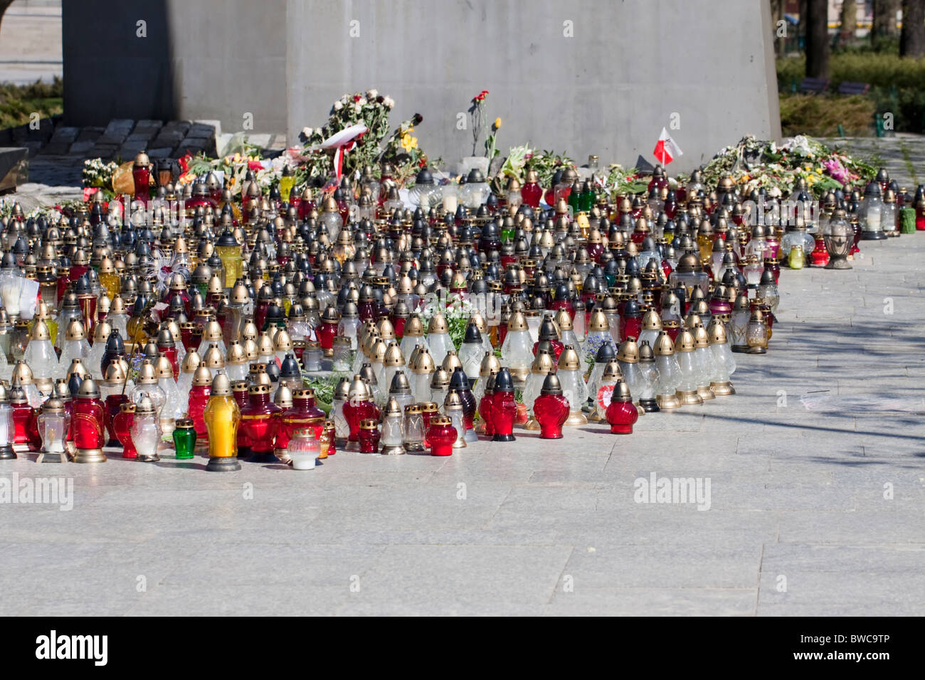 Große Kerzen platziert als Symbol der Trauer am Tag der Trauerfeier für alle, die in Smolensk-Katastrophe gestorben. Stockfoto