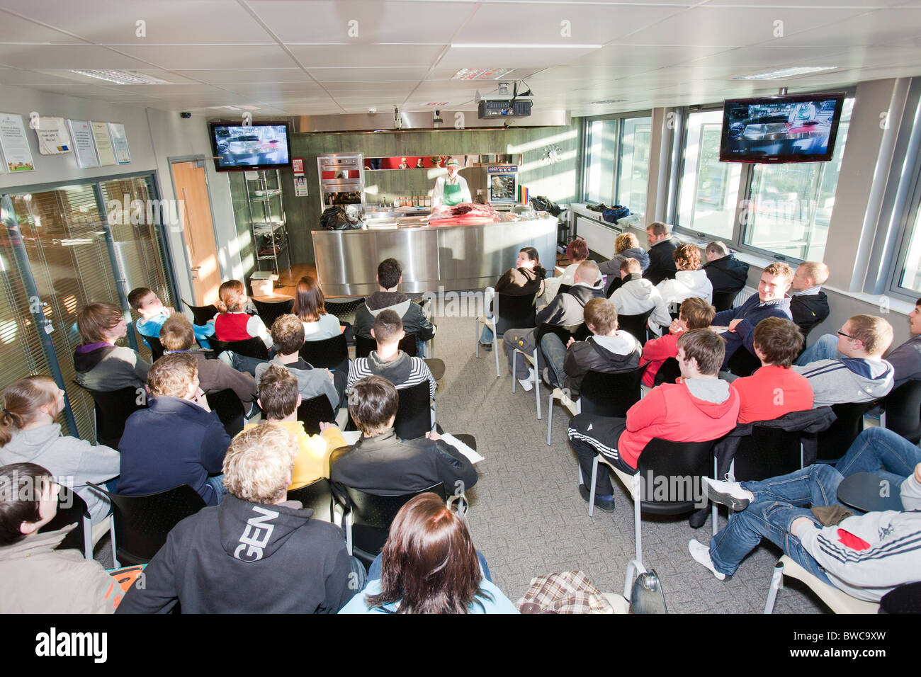 Ein lokale Wildgerichte Metzger am College in Kendal erklärt catering Studenten wie Wild Metzger. Stockfoto