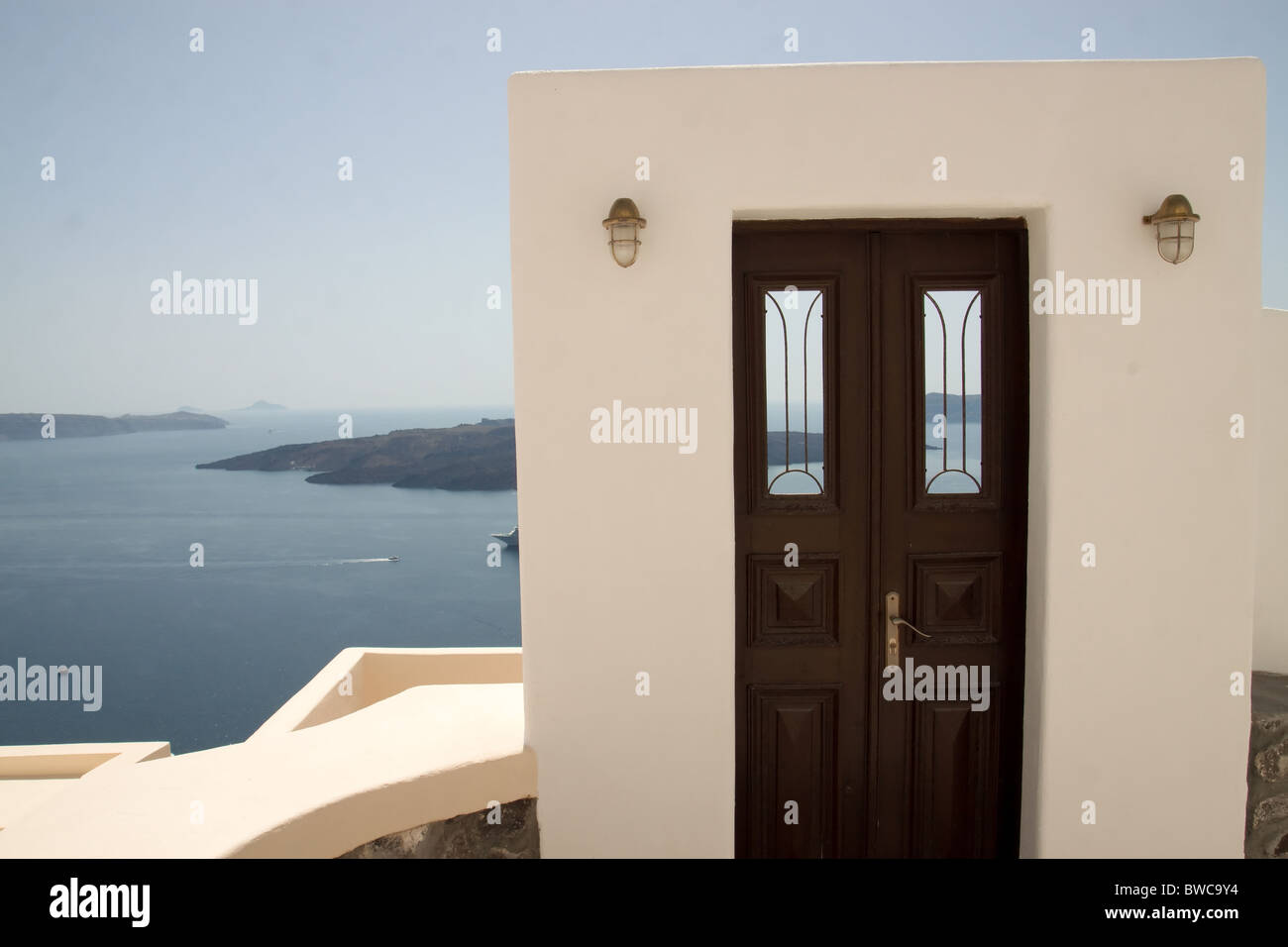 Zwei braune Französisch Türen mit einem weißen Rahmen mit Blick auf die Ägäis Stockfoto