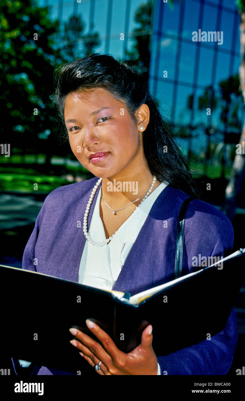 Chinesische Amerikanerin gekleidet für das Geschäft in einem Büropark in California. Stockfoto