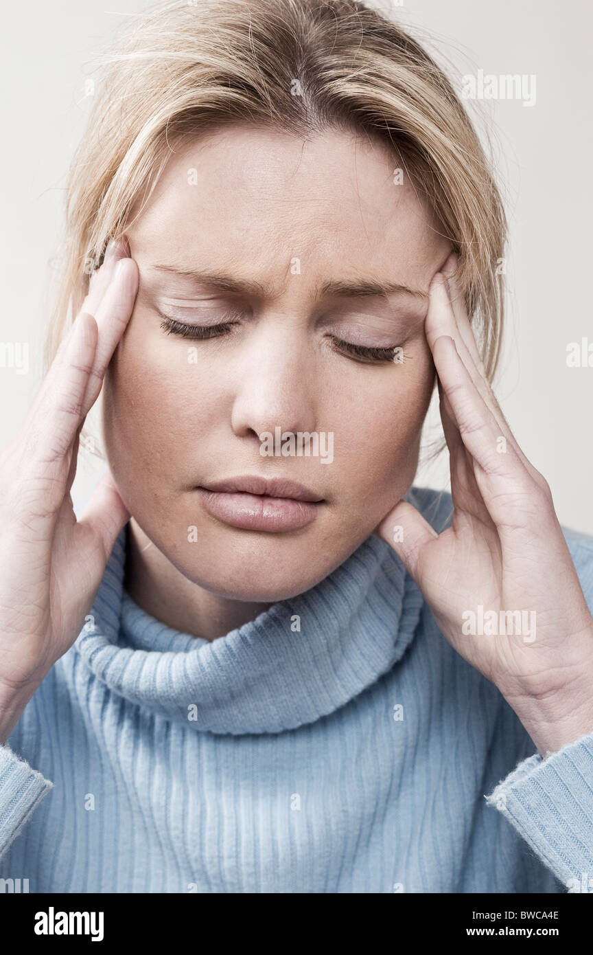 Südafrika, Cape Town, junge Frau reiben Tempel Stockfoto