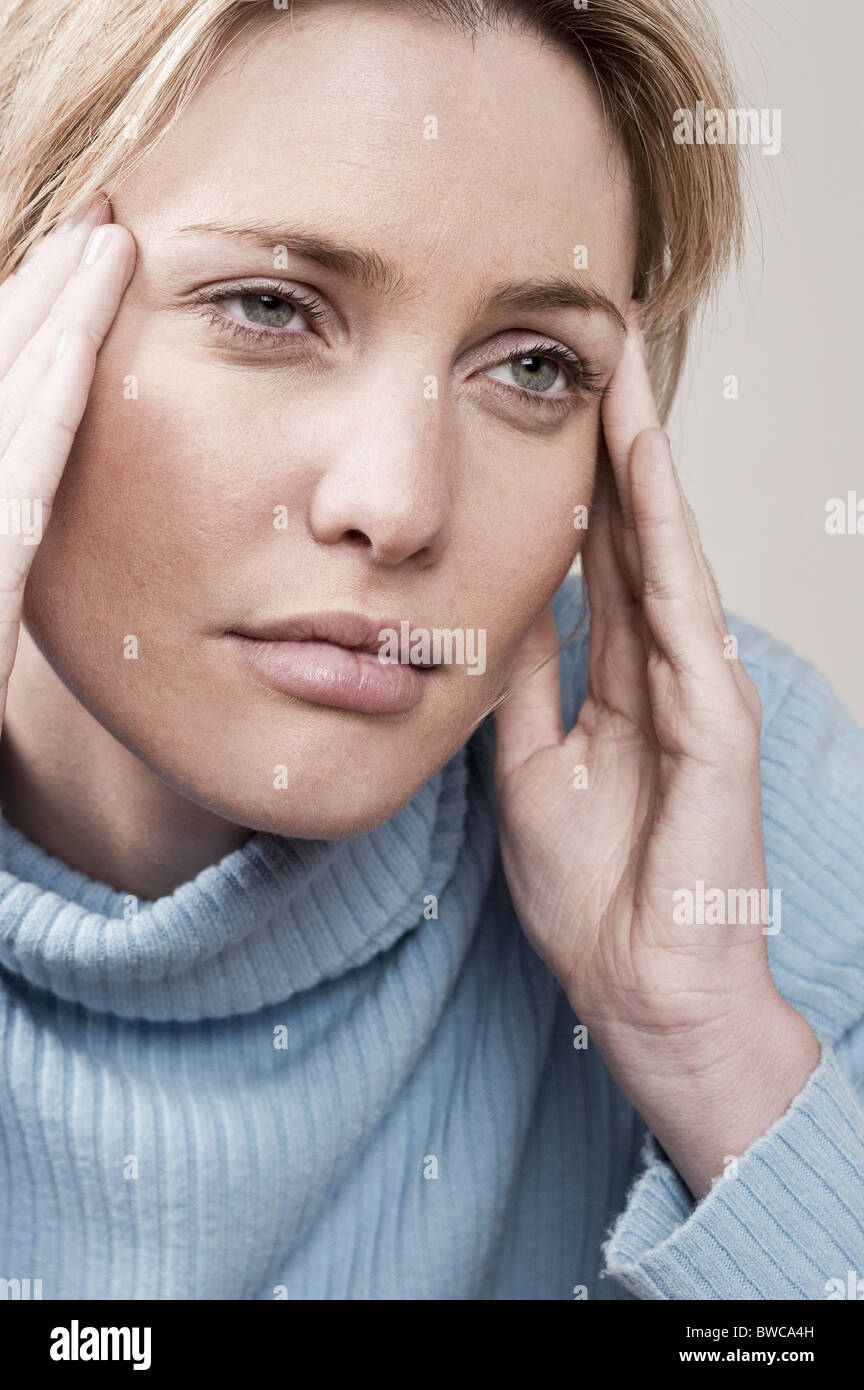 Südafrika, Cape Town, junge Frau reiben Tempel Stockfoto