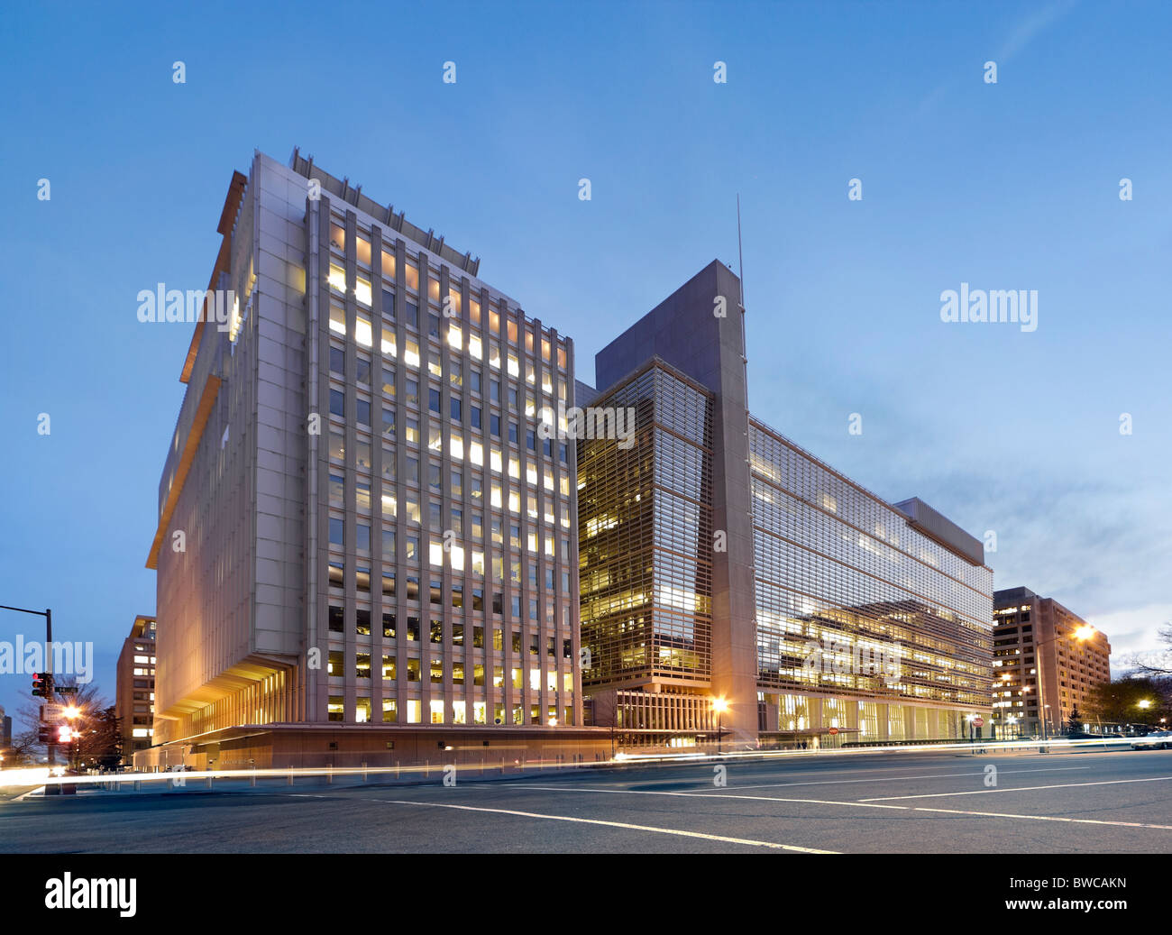 Die Gebäude der Welt-Bank Zentrale Hauptgebäude in der Abenddämmerung. H Bau 1818 H Street; Pennsylvania Avenue, Washington DC, USA Stockfoto