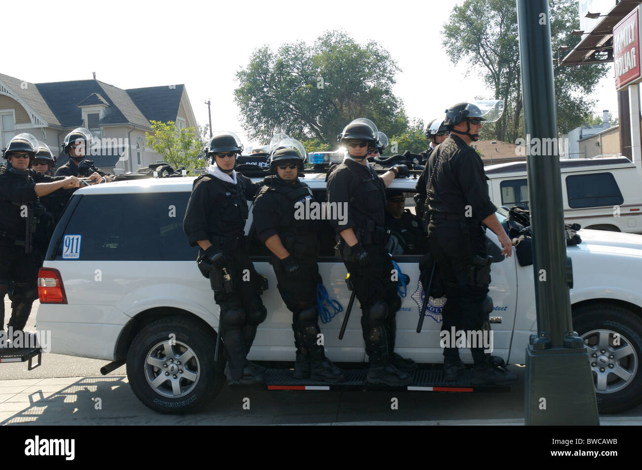 Die Denver-Polizei Rute die Cannabis-Aktivisten wie sie bei der Dmeocratic National Convention marschieren. Stockfoto