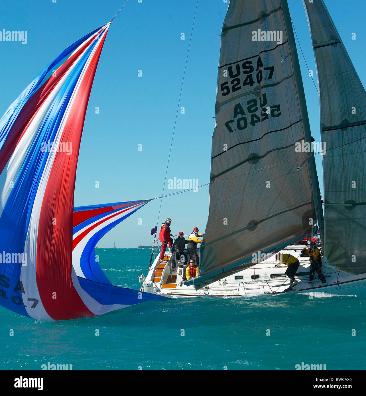 Spinnaker im Wasser kippen die Yacht während ein Spinnaker Tropfen, Key West Race Week, Florida, 2005. Stockfoto