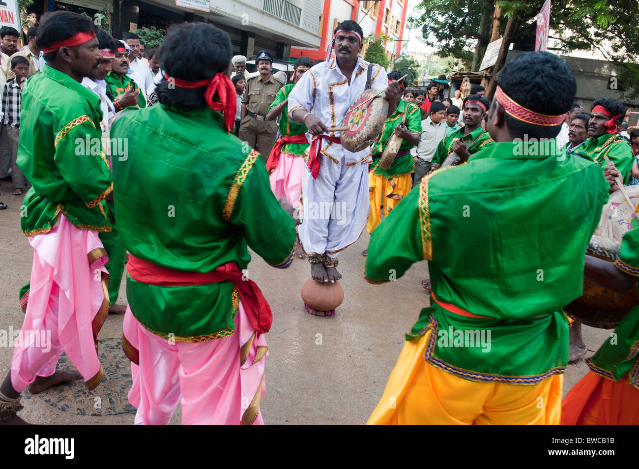 Indian Festival drumming Straßenkünstler an Sathya Sai Baba 85. Geburtstag feiern in Puttaparthi, Andhra Pradesh, Indien Stockfoto