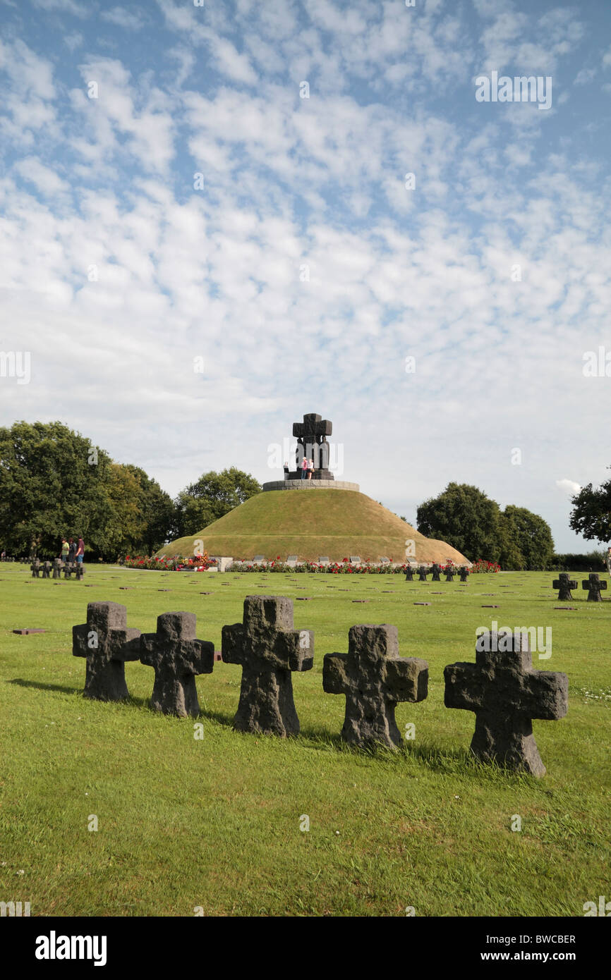 Blick über Stein Kreuze auf dem zentralen Hügel Denkmal in La Cambe deutscher Friedhof, Normandie, Frankreich. Stockfoto