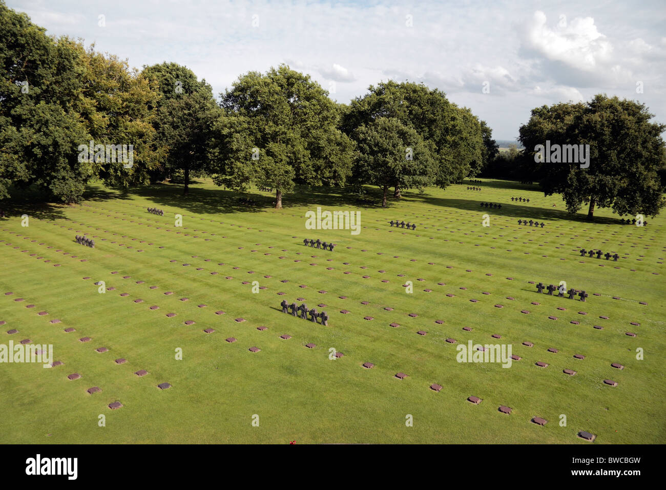 Blick über Gräber aus der zentrale Hügel-Gedenkstätte in La Cambe deutscher Friedhof, Normandie, Frankreich. Stockfoto