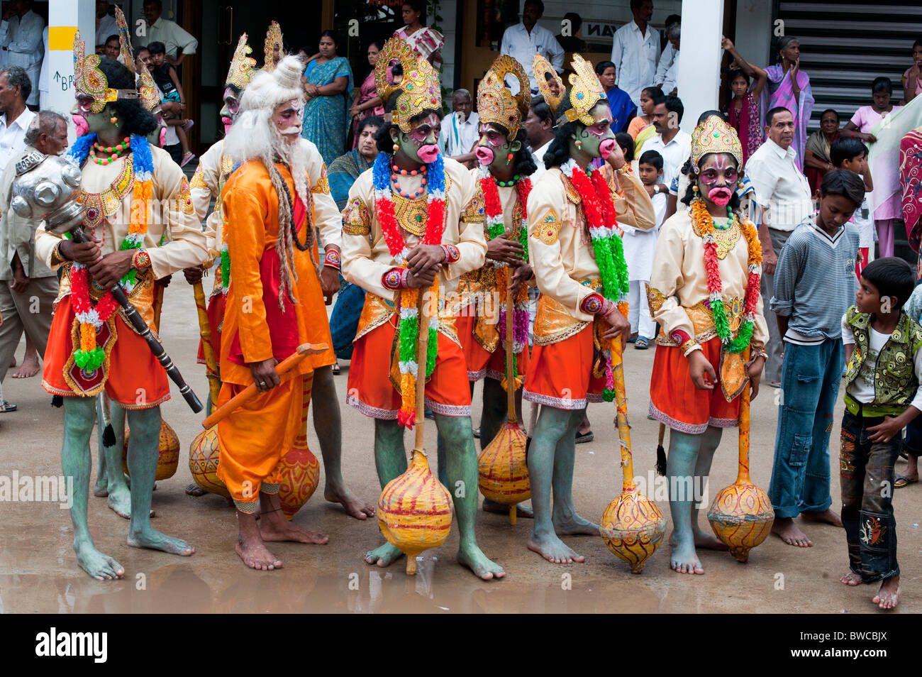 Indian festival Strassenkünstler gekleidet als Hanuman, an Sathya Sai Baba 85. Geburtstag feiern in Puttaparthi, Andhra Pradesh, Indien Stockfoto