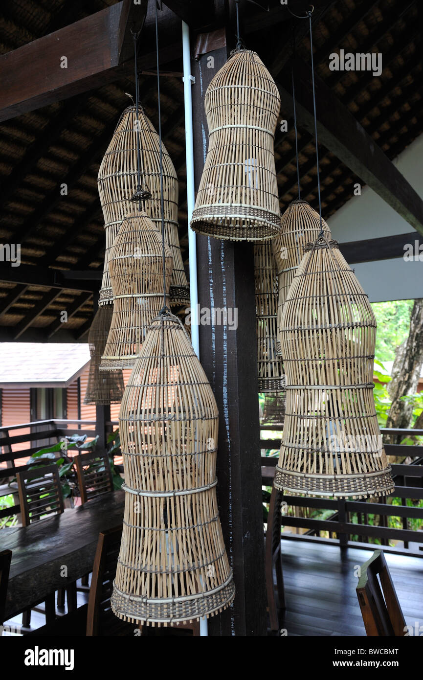 Asiatische Fischerei Körbe hängen als Dekoration in Kuching, Sarawak, Malaysia Stockfoto