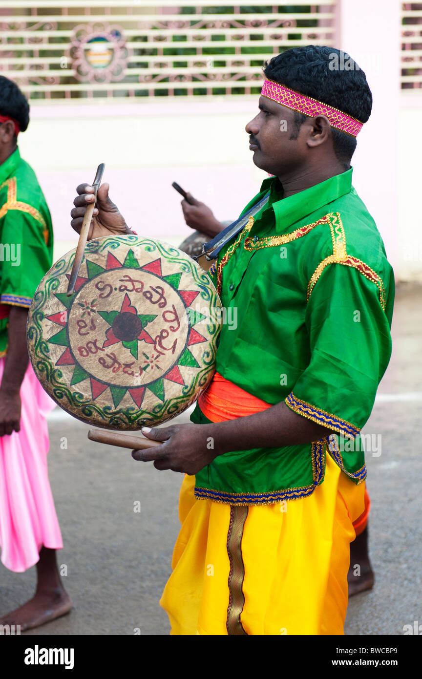 Indian Festival drumming Street Performer an Sathya Sai Baba 85. Geburtstag feiern in Puttaparthi, Andhra Pradesh, Indien Stockfoto