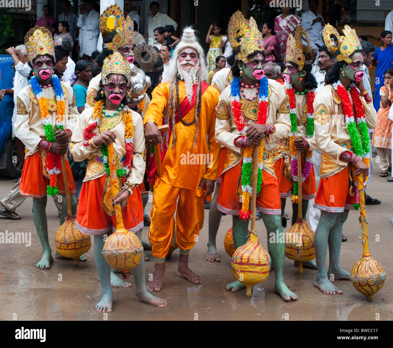 Indian festival Strassenkünstler gekleidet als Hanuman, an Sathya Sai Baba 85. Geburtstag feiern in Puttaparthi, Andhra Pradesh, Indien Stockfoto