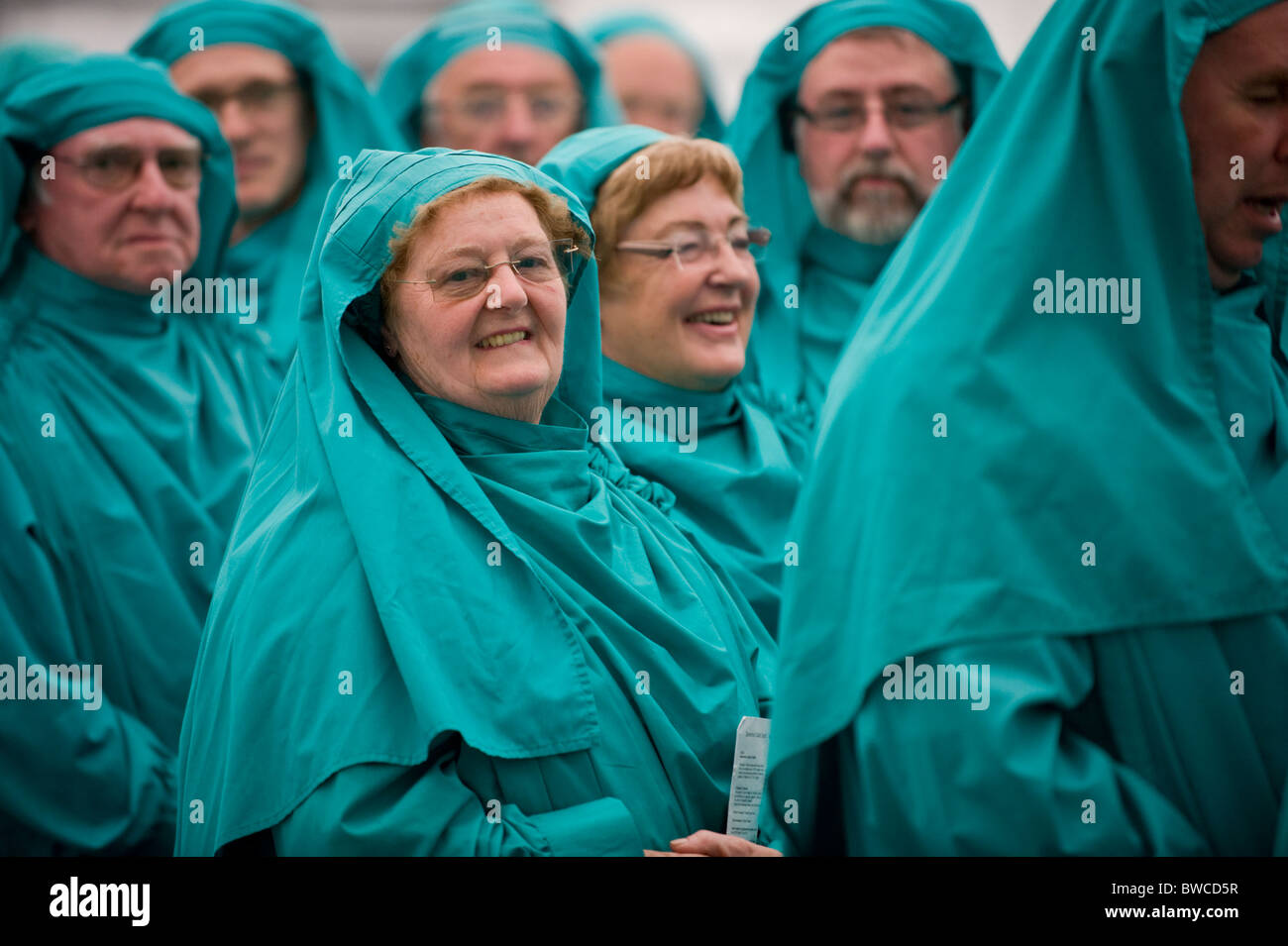 Mitglieder von Gorsedd Barden in Roben versammeln sich für eine Zeremonie am National Eisteddfod of Wales jährliche walisische Kulturfestival Stockfoto Mitglieder von Gorsedd Barden in Roben versammeln sich für eine Zeremonie am National Eisteddfod of Wales jährliche walisische Kulturfestival Stockfoto
