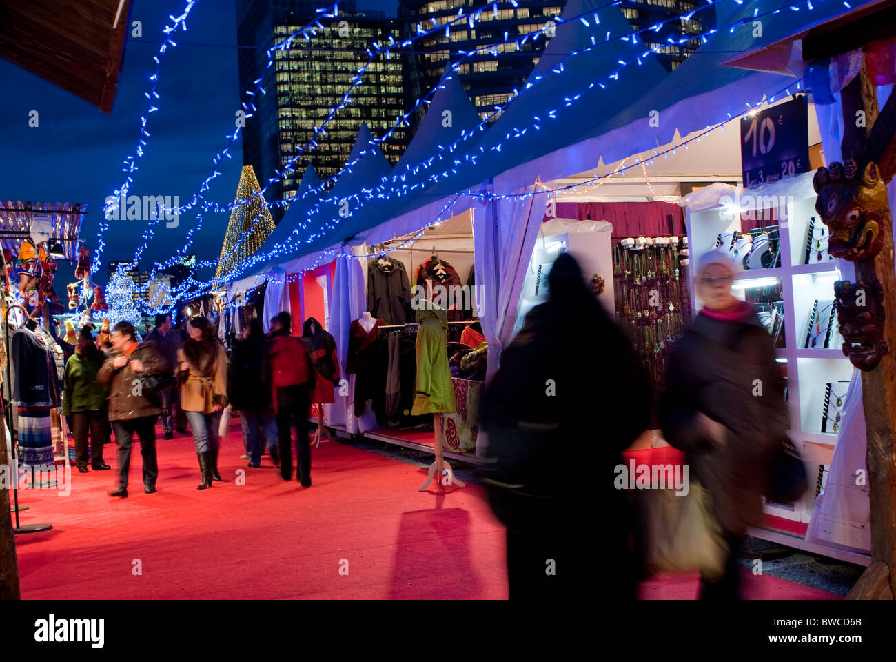 Paris, Frankreich, Massen von Menschen Shopping in Weihnachtsmarkt in der Nacht, La Défense Business Center Stockfoto