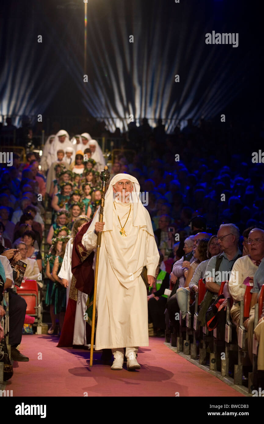 Gorsedd of Bards gehen in einer Prozession durch den Pavillon auf der National Eisteddfod of Wales jährliche walisische Kulturfestival Stockfoto Gorsedd of Bards gehen in einer Prozession durch den Pavillon auf der National Eisteddfod of Wales jährliche walisische Kulturfestival Stockfoto