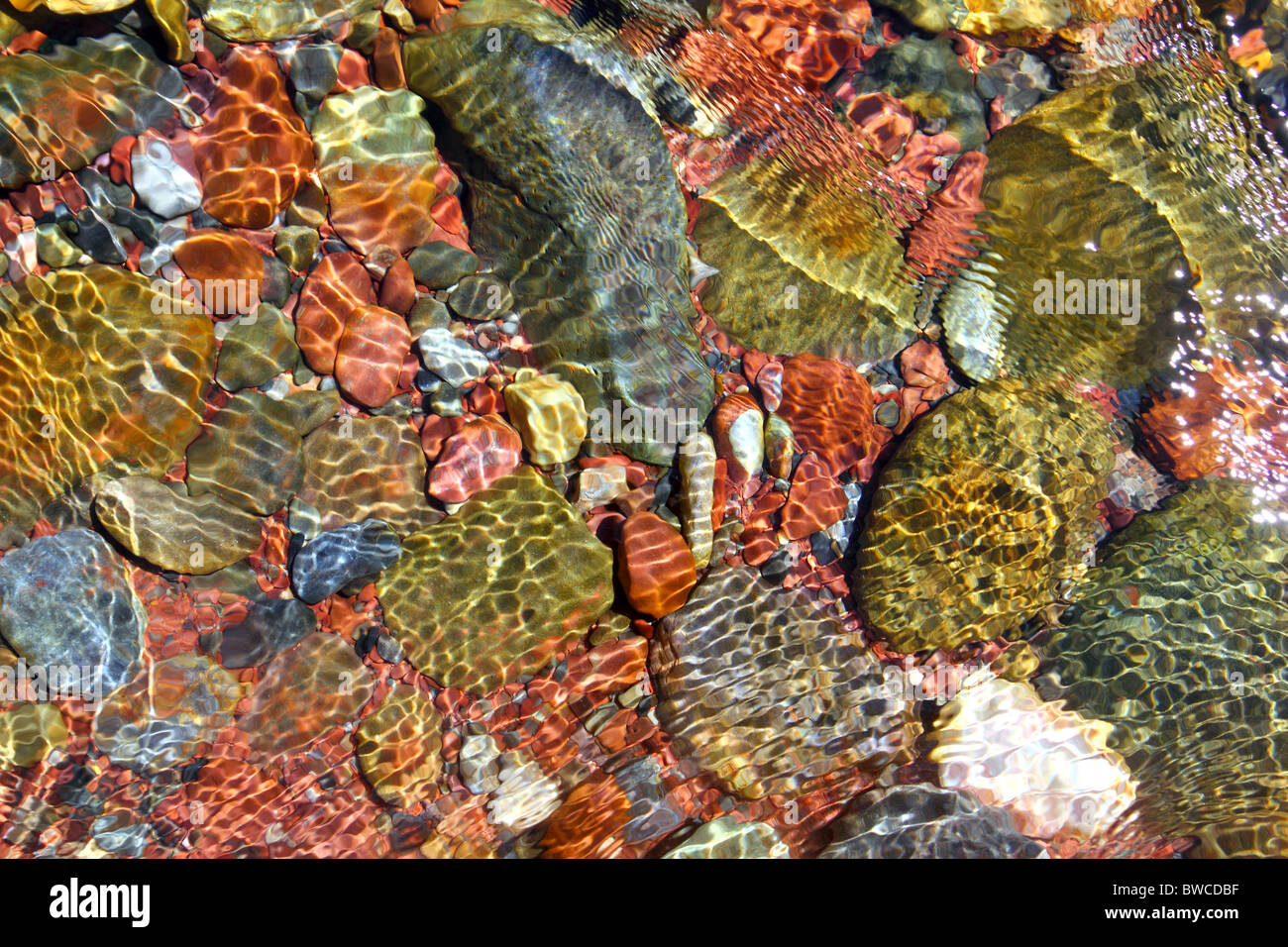 Fluss Wasserstrom unteren roten Felsen Transparenz Textur Hintergrund Stockfoto