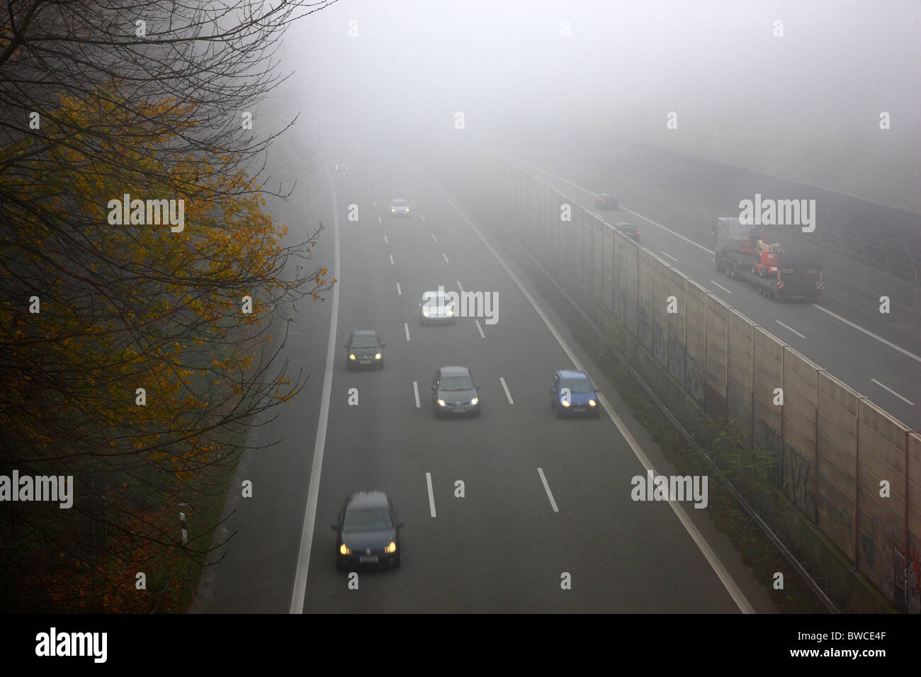 Herbst, Dichter Nebel, schlechter Sicht auf einer Autobahn, Autobahn. Essen, Deutschland. Stockfoto