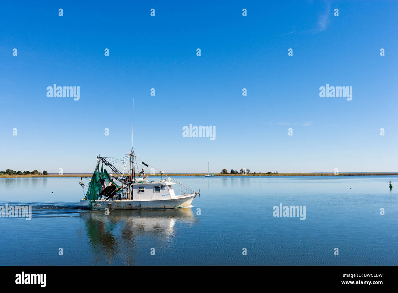 Angelboot/Fischerboot in der Nähe der Mündung des Apalachicola River, Apalachicola, Golfküste, Florida, USA Stockfoto