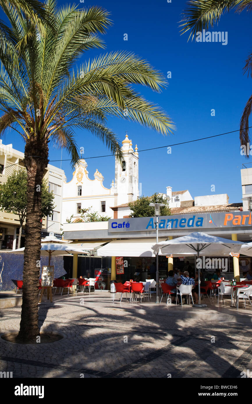 Eine schattige Ecke an der Praca da Republica, Portimao, Algarve, Portugal. Stockfoto