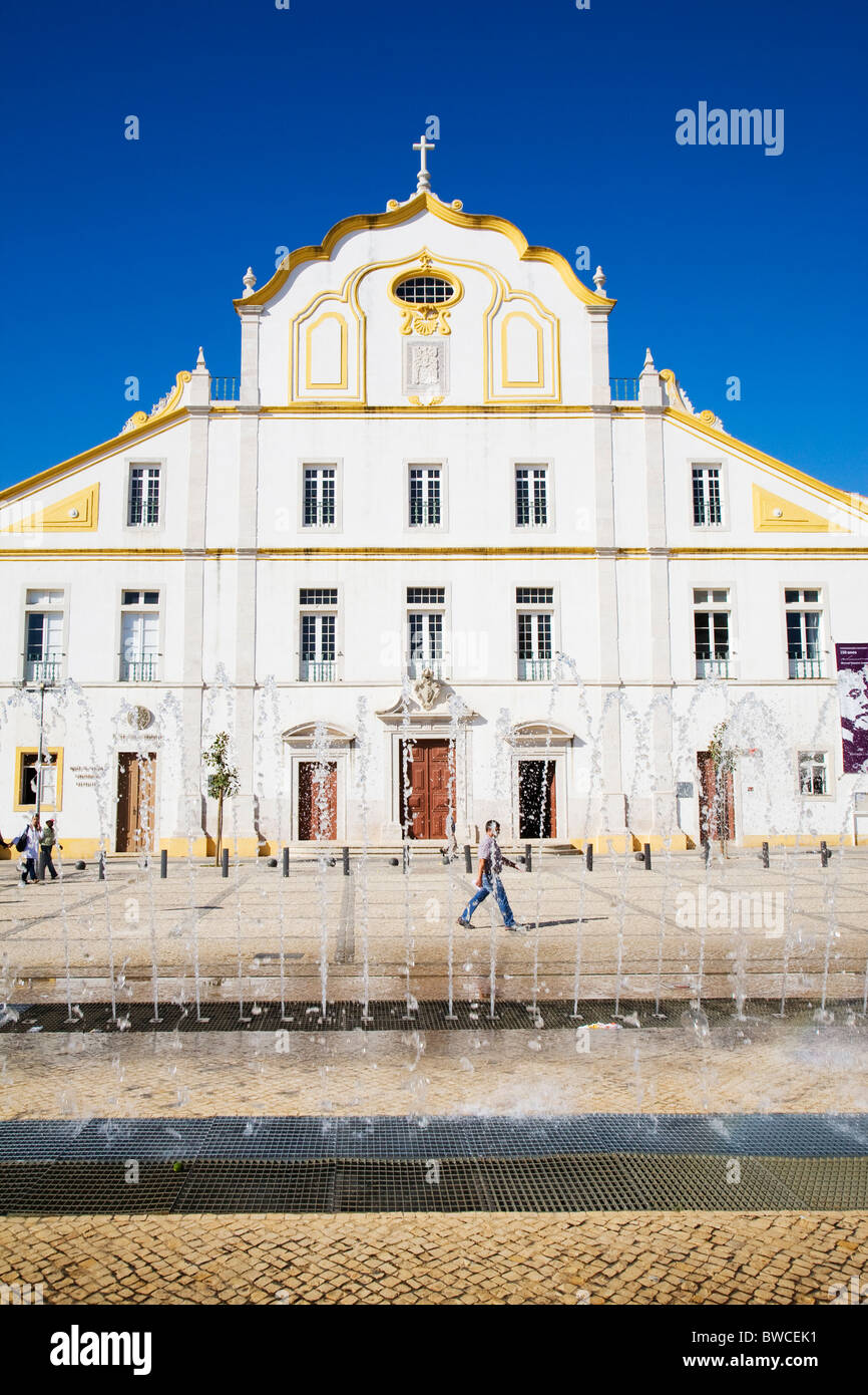 Kirche / Jesuiten-Kolleg in Praca da Republica, Portimao, Algarve, Portugal. Stockfoto