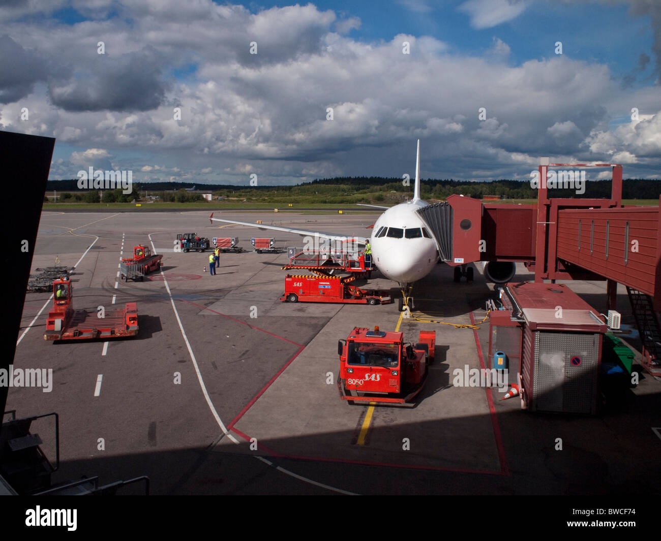 Spanair Airbus an einem Gate am Flughafen Arlanda in Stockholm Schweden Stockfoto