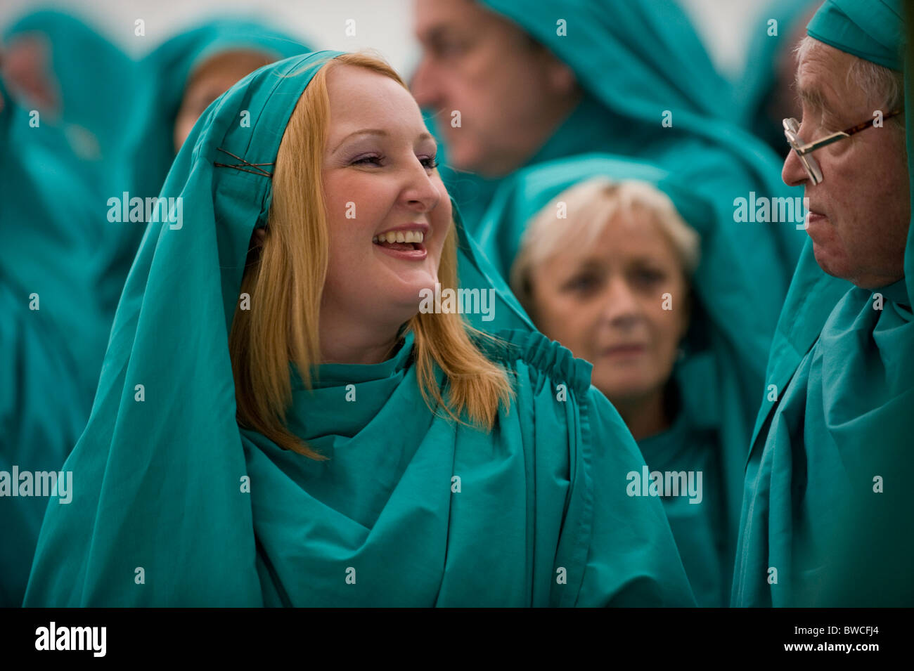 Mitglieder von Gorsedd Barden in Roben versammeln sich für eine Zeremonie am National Eisteddfod of Wales jährliche walisische Kulturfestival Stockfoto